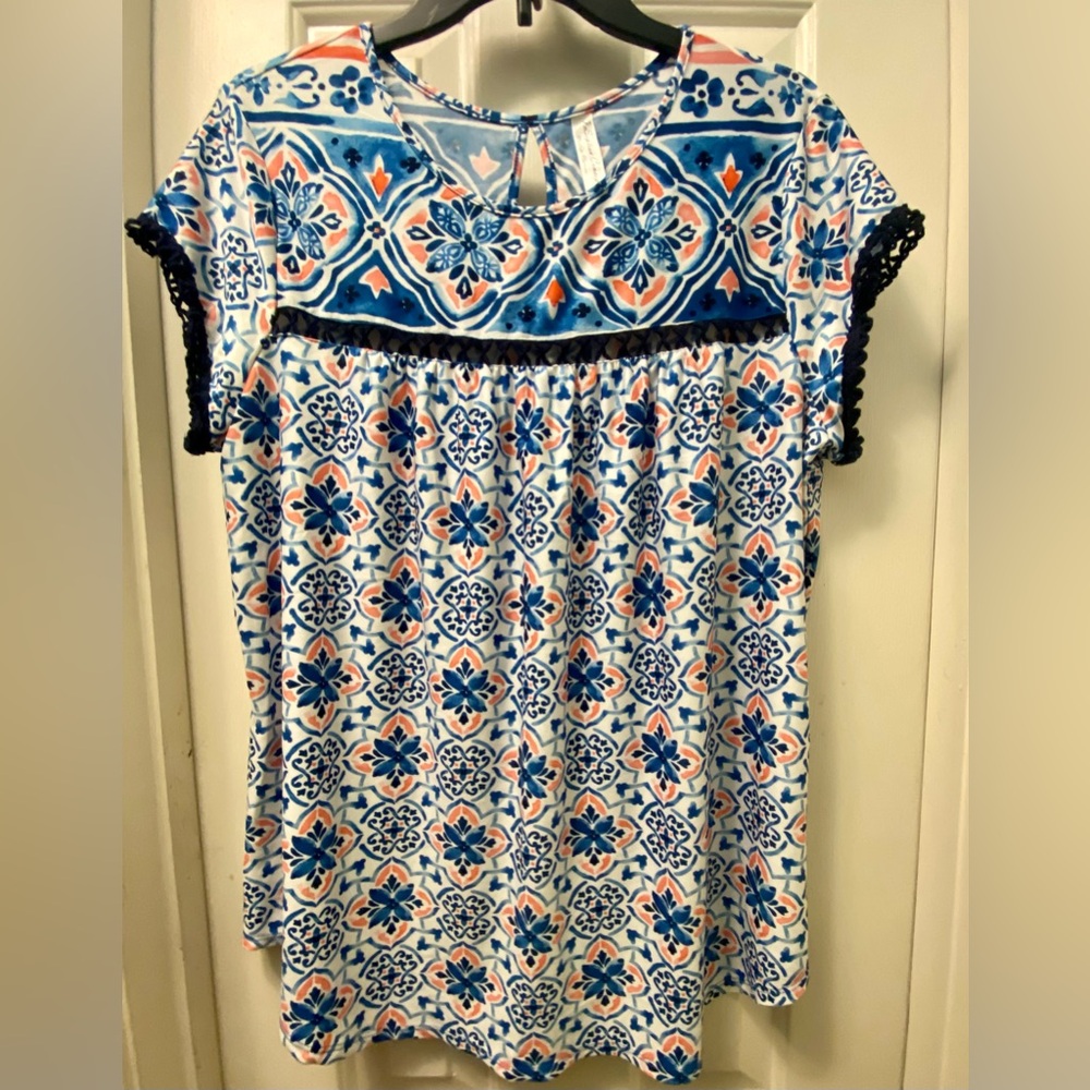 NWOT key hole back boho blouse